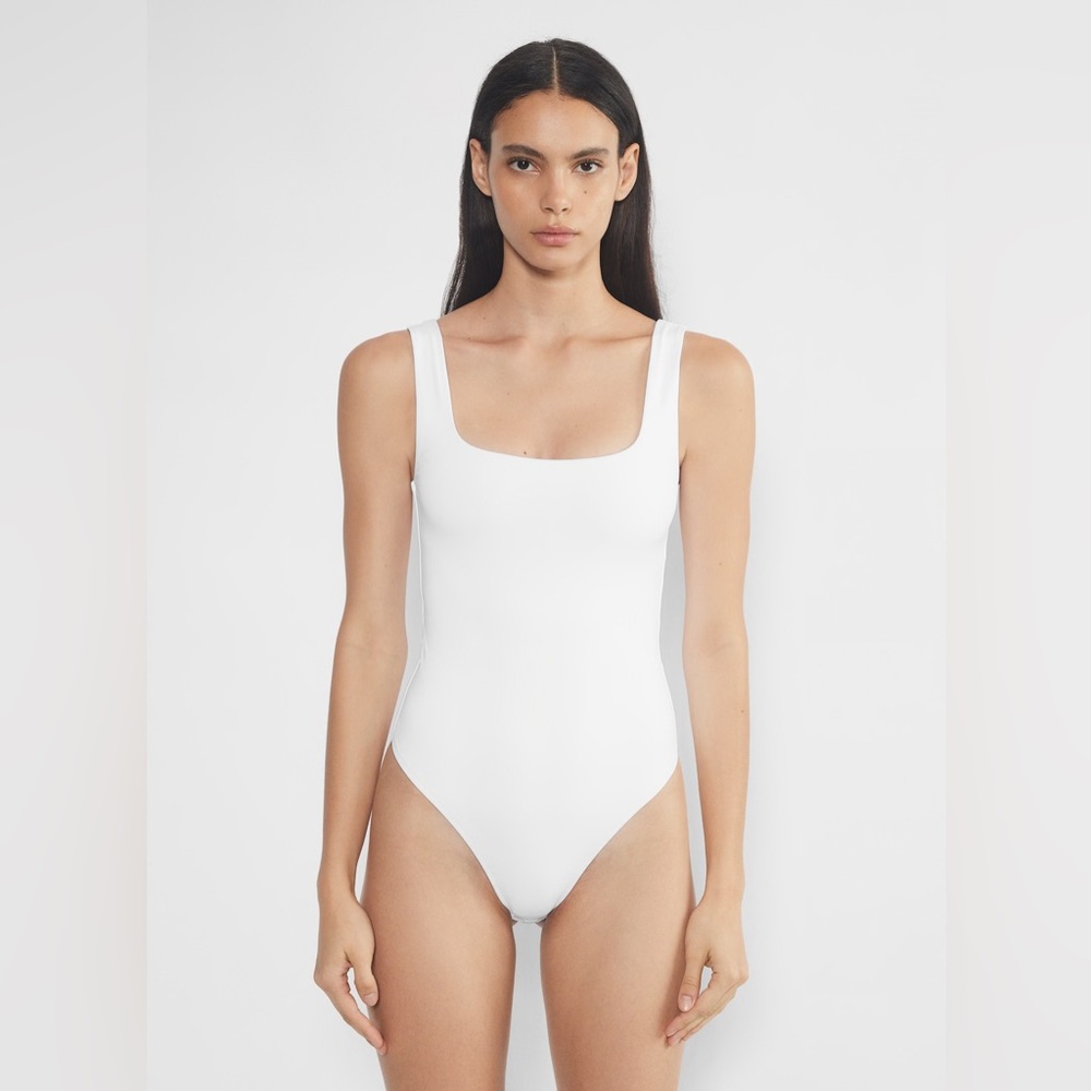 🤍 ARITZIA BABATON Square Neck Bodysuit